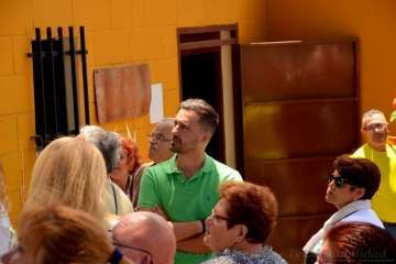 Un vecino echa un cable para la misa en Tecén (Foto Francisco J. Santana)